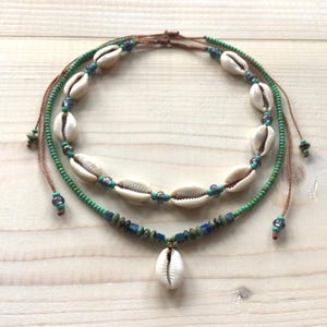 Set di collane con lapislazzuli, turchese africano e conchiglie di ciprea: gioielli bohémien con perline di vetro ceco