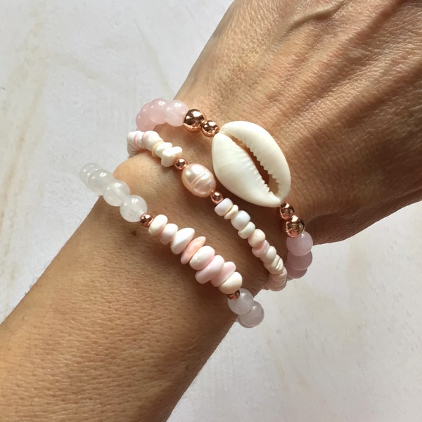 Pulsera de concha y perla con cuentas de piedras preciosas, pulsera de jade blanco/cuarzo rosa/perla/puka/concha de cauri, pulsera de color oro rosa, pulsera boho