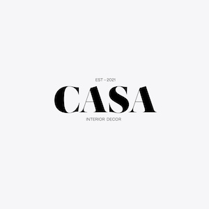 Op de afbeelding: Zwart-wit logo voor een bedrijf genaamd "CASA" met de tekst "EST - 2021" en "INTERIEURDECOR" eronder.