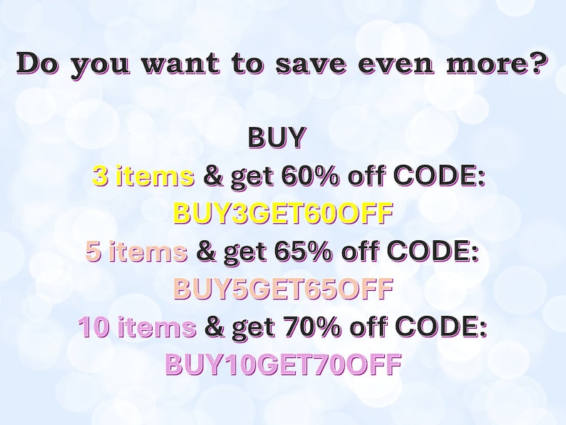 Puede incluir: Texto sobre un fondo azul claro con efectos bokeh. El texto dice "Do you want to save even more?" seguido de "BUY" y detalles sobre descuentos por la compra de varios art&iacute;culos. Incluye c&oacute;digos de descuento para 3, 5 y 10 art&iacute;culos.