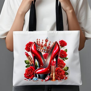 Puede incluir: Bolsa de lona blanca con un zapato de tac&oacute;n alto rojo, una corona y rosas rojas. El zapato est&aacute; decorado con diamantes de imitaci&oacute;n y la corona es dorada con joyas rojas.
