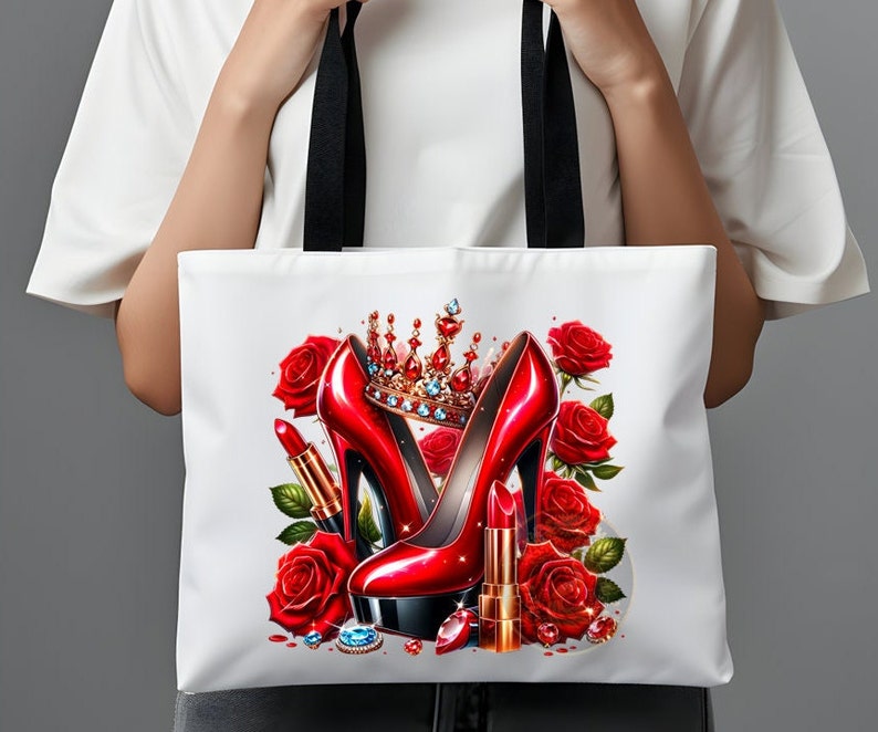 Puede incluir: Bolsa de lona blanca con un zapato de tac&oacute;n alto rojo, una corona y rosas rojas. El zapato est&aacute; decorado con diamantes de imitaci&oacute;n y la corona es dorada con joyas rojas.