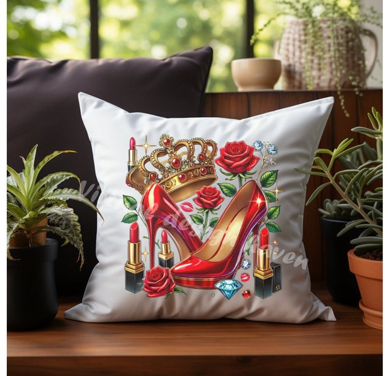 Puede incluir: Almohada blanca con un zapato de tac&oacute;n alto rojo, una corona dorada, rosas rojas y l&aacute;piz labial rojo sobre un fondo blanco.