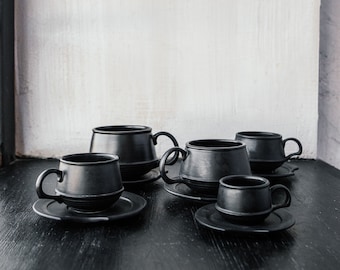 Mattschwarze Steinzeug-Tasse und Untertassen-Set: Handgetöpferte Keramik-Kaffeetassen