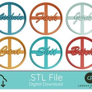 Può includere: Sei tagliabiscotti rotondi con diverse parole su di essi. Le parole sono "Asshole", "Fuck", "Jerk", "Cunt", "Shit" e "Bitch". I tagliabiscotti sono di diversi colori: blu, arancione, verde, giallo, turchese e rosso.