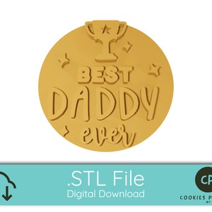 Könnte beinhalten: Ein goldfarbener Ausstecher in Form eines Kreises mit dem Text "Best Daddy Ever" und einem Trophäensymbol.