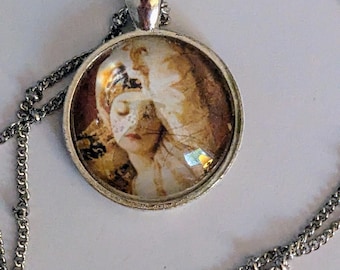 Pre-Raphaelite woman pendant