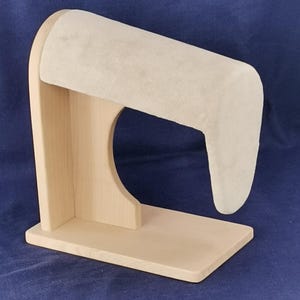 Könnte beinhalten: Eine Armlehne aus Holz mit einem beigefarbenen Stoffpolster. Die Armlehne ist so konzipiert, dass sie als Unterstützung für den Arm im Sitzen dient.