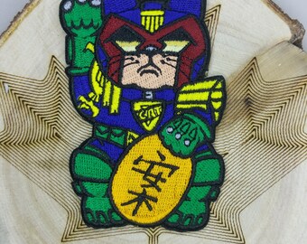 ◆LEE◆ Shadow Embroidery Logo Man to Man Oatmeal JUDGE DREDD Lucky Cat Maneki Neko Mashup Embroidery Patch