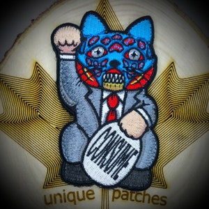 Gehoorzaam ZE LEVEN Lucky Cat Maneki Neko Mashup borduurwerk patch moreel haak lus film SF Science fiction consumeren consumentisme hebzucht John Nada