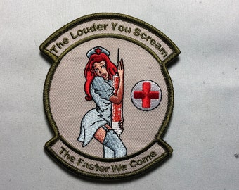 Plus vous criez fort, plus nous arrivons dans nos bras Seringue Patch moral Uniforme des ambulanciers médicaux de l'armée Doc militaire ikaf bok Infirmière bronzée sexy