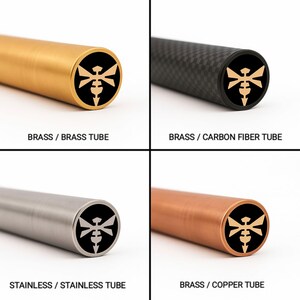Könnte beinhalten: Vier zylindrische Rohre mit einem schwarzen und goldenen Emblem am Ende. Die Rohre sind aus Messing, Kohlefaser, Edelstahl und Kupfer. Der Text auf dem Bild lautet "BRASS / BRASS TUBE", "BRASS / CARBON FIBER TUBE", "STAINLESS / STAINLESS TUBE" und "BRASS / COPPER TUBE".