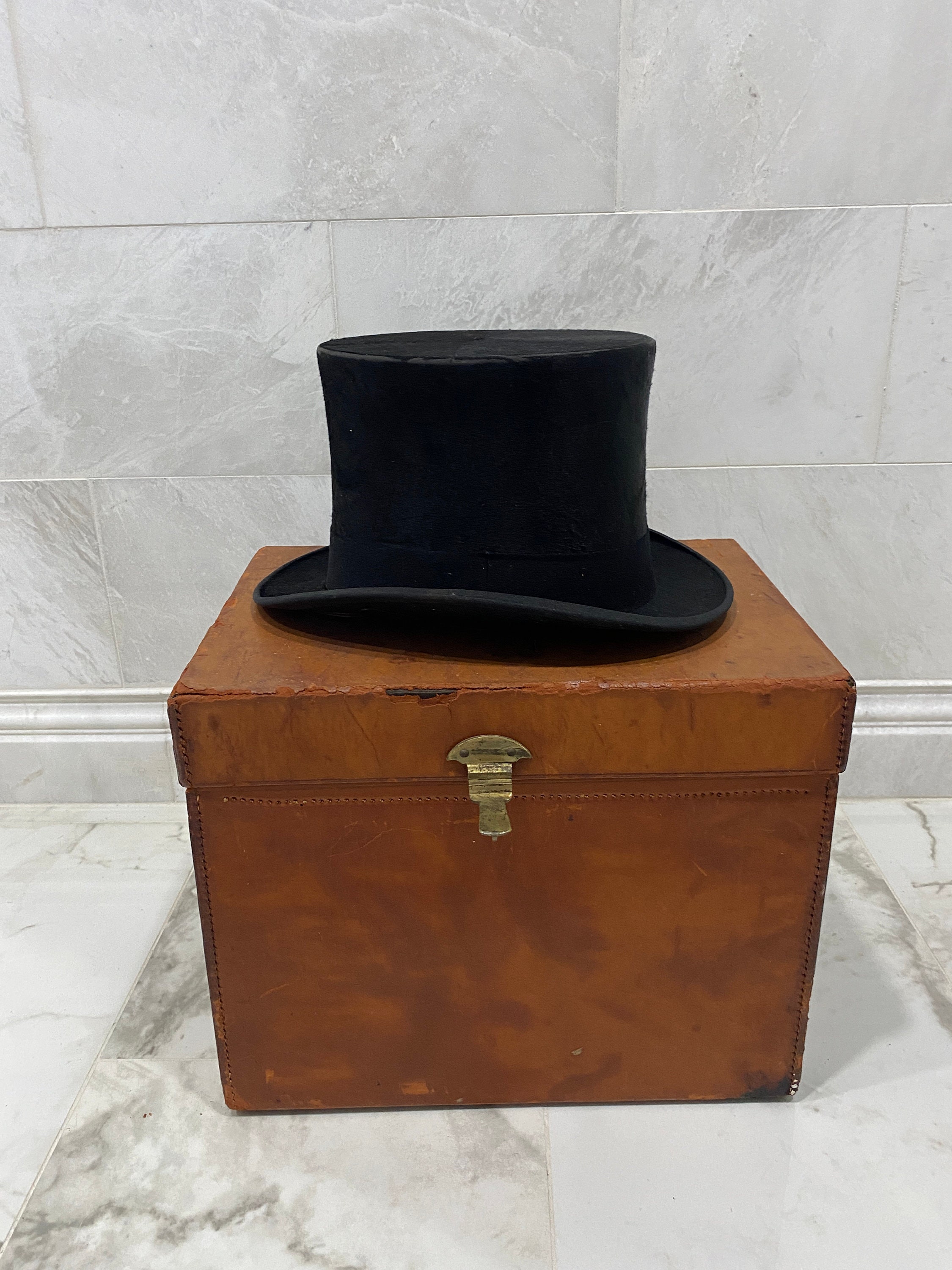 Antique Rare Travel Round Case Brown Hat Box Horseshoe w/Leather Rope &  Strap