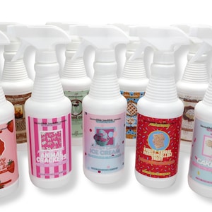 Puede incluir: Una colección de botellas de spray de plástico blanco etiquetadas como Incredible Inedible Sweets all-purpose cleaner. Cada botella presenta un diseño gráfico colorido único que representa varios temas de postres como galletas de animales, helado y cereales.