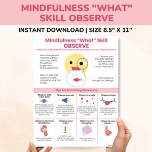 Può includere: Poster di mindfulness stampabile con il titolo "Mindfulness "What" Skill Observe". Il poster presenta una boccia di pesce con un pesce all'interno e una lente d'ingrandimento sopra la boccia. Il poster include suggerimenti per praticare l'osservazione con i tuoi occhi, orecchie, olfatto, gusto, sensazioni fisiche, impulsi, pensieri e respiro.