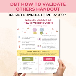 Op de afbeelding: Een uitprintbare handleiding met een roze achtergrond en een witte rand. De titel is "DBT Hoe anderen te valideren - Handout". De handleiding bevat tips voor het valideren van anderen, waaronder alert blijven, actief luisteren en het energieniveau van de andere persoon weerspiegelen. Het bevat ook een tabel met validerende en invaliderende uitspraken.