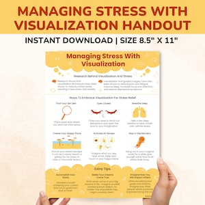 Puede incluir: Un folleto imprimible con un fondo amarillo y texto naranja titulado "Gestionar el estrés con la visualización". El folleto proporciona consejos sobre cómo utilizar las técnicas de visualización para controlar el estrés, incluyendo encontrar un lugar tranquilo, cerrar los ojos, respirar profundamente y crear un lugar feliz.