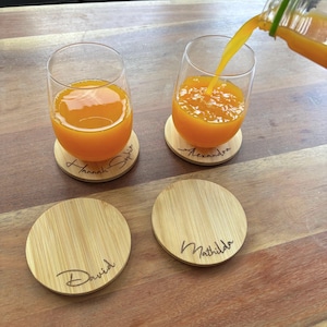 Bamboe onderzetters met namen als gepersonaliseerd cadeau of huwelijksgunst