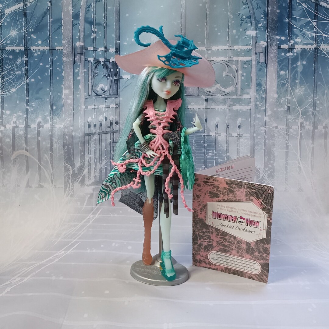 Monster High Doll Vandala Doubloons/ Haunted Student Spirit