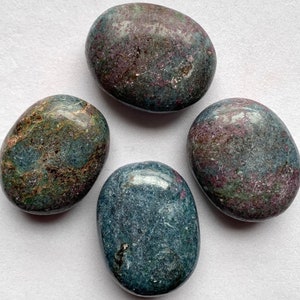 Vous choisissez du rubis dans des pierres de paume en cyanite, des pierres de méditation, des cristaux de guérison - Veuillez lire la description COMPLÈTE