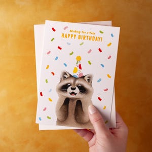 Cartão de felicitações em branco de guaxinim de aniversário em aquarela