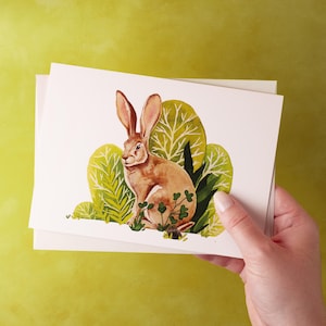 Cartão de felicitações em branco com lebre em aquarela