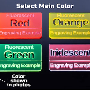 K&ouml;nnte beinhalten: Das Bild zeigt vier rechteckige Acrylfarbmuster in Rot, Orange, Gr&uuml;n und Iridescent. Jedes Muster tr&auml;gt das Wort "Fluorescent" &uuml;ber einem Farbnamen und "Engraving Example" darunter. Der Text "Color shown in photos" ist ebenfalls vorhanden.