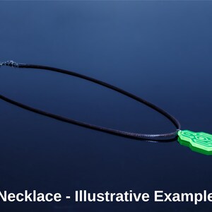 K&ouml;nnte beinhalten: Halskette mit schwarzem Band und silbernem Kettenverschluss. Der Anh&auml;nger ist hellgr&uuml;n, rechteckig und mit einem Leiterplattendesign versehen. Der Text "Necklace - Illustrative Example" befindet sich unten.