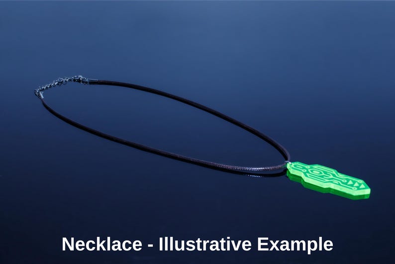 K&ouml;nnte beinhalten: Halskette mit schwarzem Band und silbernem Kettenverschluss. Der Anh&auml;nger ist hellgr&uuml;n, rechteckig und mit einem Leiterplattendesign versehen. Der Text "Necklace - Illustrative Example" befindet sich unten.