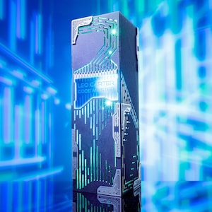 Könnte beinhalten: Eine hohe, rechteckige dunkelblaue Box mit komplizierten, leuchtend hellblauen Leiterplattenmustern auf der Oberfläche. Der Text "LEO CARTER" und "CODE MASTER" ist in Weiß auf der Vorderseite aufgedruckt und wird von hellem Cyan beleuchtet.