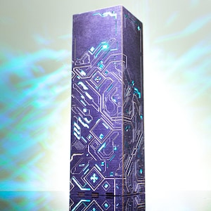 Peut inclure: Une lampe tour rectangulaire et haute de couleur violette, ornée de motifs complexes de circuits imprimés découpés au laser. Une lumière cyan vive traverse les découpes, projetant des motifs bleus et turquoise éclatants alentour.