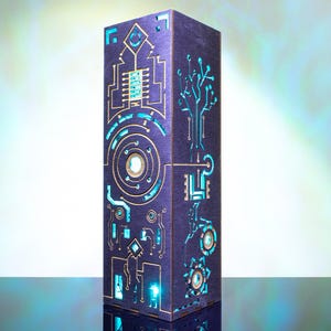 Peut inclure: Une lampe rectangulaire haute de couleur violet foncé, ornée de motifs de circuits imprimés découpés au laser. Les découpes sont éclairées de l'intérieur par une lumière cyan vive, créant un aspect lumineux et technologique.