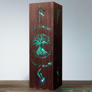 Yggdrasil Boom Nachtlamp | Levensboom Schaduwlamp | Noordse Vikingstijl Bureau- en Nachtlampje met RGB LED | Viking Runen Vegvisir Runensymbool