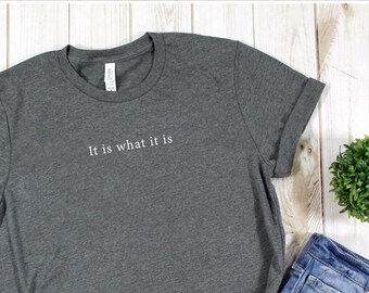 Maglietta "It Is What It Is", citazione motivazionale, vestibilità unisex