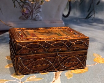 Joyero vintage florentino con pan de oro: escena italiana