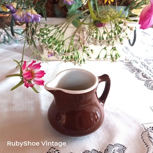 Vintage Hall Creamer. Articoli da ristorante marroni e bianchi. Mini Creamer. Ceramica Hall. Prodotto negli USA. Classico.