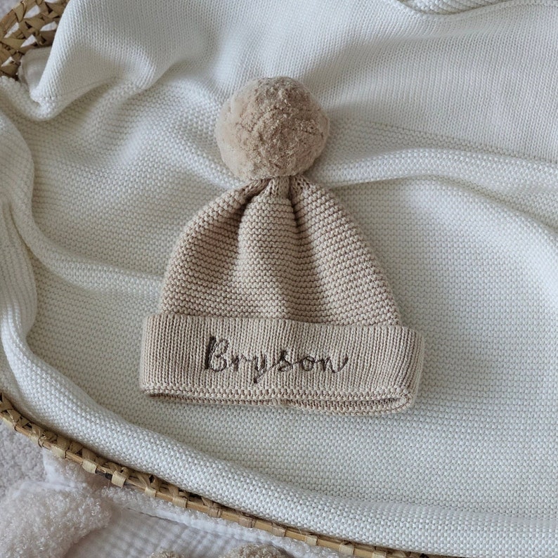 Personalised Knitted Baby Bobble Hat | Baby Bobble Hat | Organic Cotton Baby Hat | Pom Pom Hat | Knit Hat | Baby Shower Gift | New Baby Gift bild 4