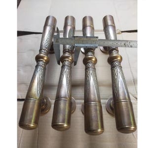 4 st dörrhandtag i antik mässing - set med 2 par - 30 cm vintage-stil entrédörrshandtag för dubbeldörrar - lyxiga beslag i massiv mässing bild 4