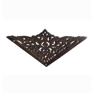 K&ouml;nnte beinhalten: Eine dekorative Eckkonsole aus Messing mit einem komplizierten, verzierten Design. Die Konsole hat eine dreieckige Form und eine dunkelbraune Oberfl&auml;che.