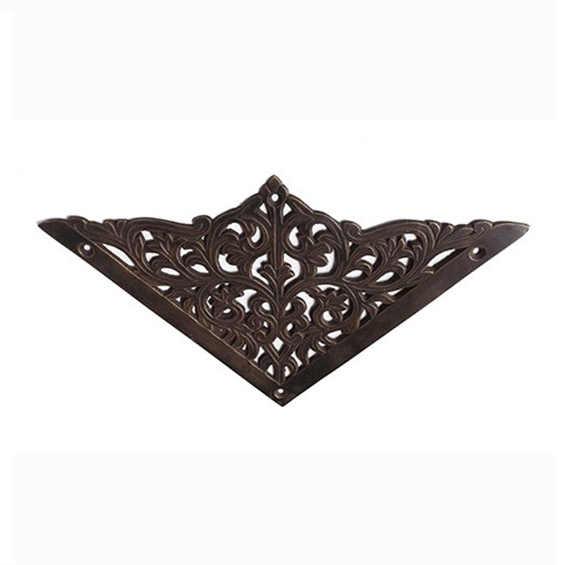 K&ouml;nnte beinhalten: Eine dekorative Eckkonsole aus Messing mit einem komplizierten, verzierten Design. Die Konsole hat eine dreieckige Form und eine dunkelbraune Oberfl&auml;che.
