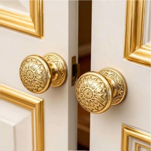 Vintage viktorianischen Stil Messing Türknäufe - Paar verzierte runde Blumen Schrank Knäufe - Antike Gold Eingangsbereich Hardware - Dekorative Knöpfe
