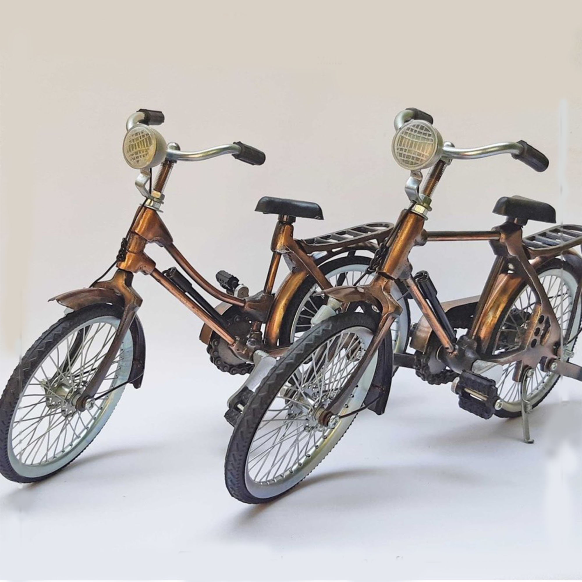 男性と女性のためのヴィンテージクラシック自転車ミニチュア、カップル