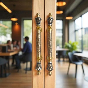 Juego de manijas de puerta con diseño de piña dorada antigua de 43 cm. Herrajes vintage ornamentados para puerta de entrada principal. Par de manijas de latón con grabado floral.