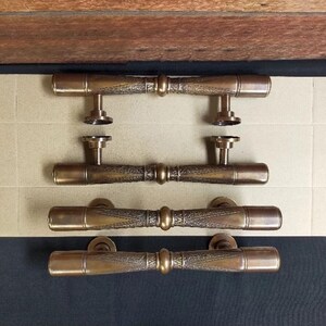 4 st dörrhandtag i antik mässing - set med 2 par - 30 cm vintage-stil entrédörrshandtag för dubbeldörrar - lyxiga beslag i massiv mässing bild 7