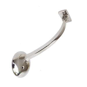 Puede incluir: Un soporte de barandilla de metal plateado con un brazo curvo y una base redonda. El soporte está diseñado para montarse en una pared y se utiliza para sostener una barandilla.