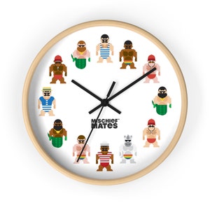 Könnte beinhalten: Eine weiße Uhr mit einem Holzrahmen zeigt ein Design aus 12 Comicfiguren in verschiedenen Posen. Das Zifferblatt der Uhr hat schwarze Zeiger und den Text "MISCHIEF MATES" in Schwarz.