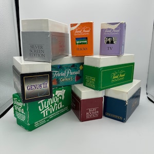 Scelta Trivial Pursuit 1 (una) scatola di domande, Baby Boomer, Tutti gli sport, Totally 80s, Master Game Genius, Silver Screen, TV Edition E ALTRO