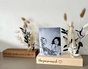 Blumenleiste und Fotohalter personalisierbar mit Trockenblumen Geschenk für Freundin Herzensmensch Kartenhalter Flowergram Fotoleiste