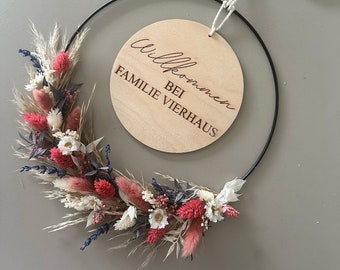 Corona de flores secas personalizada con disco de madera colorido | Apellido | Corona de puerta | Regalo de boda | Regalo de inauguración de la casa | corona de primavera