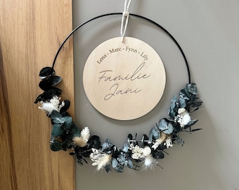 Couronne de fleurs séchées personnalisée avec disque en bois | Nom de famille | Couronne de porte | Cadeau de mariage | Cadeau pour déménager | eucalyptus